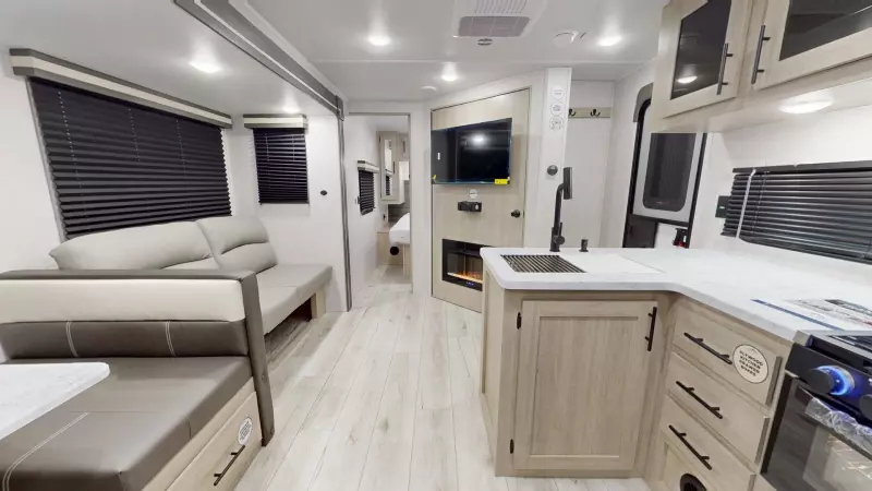 Della Terra Main Room